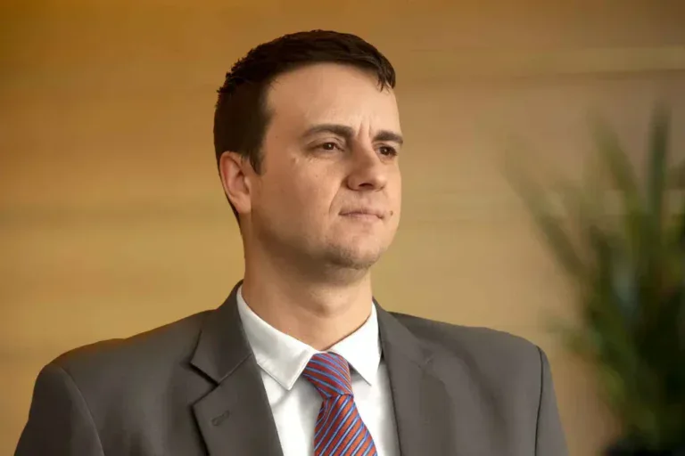 andrew-laurila-1024&times;682 headshot